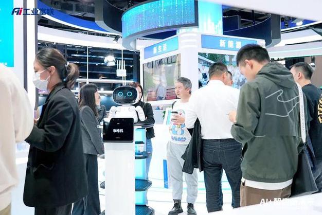 智能座舱、智能联网与互联网信息服务 服务机器人的融合新纪元